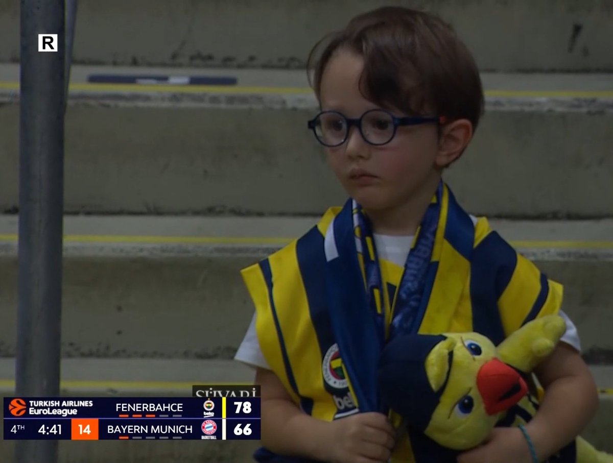 İlerde çocuğu çok fanatik yapmıcaz falan derken muhtemelen benim velet