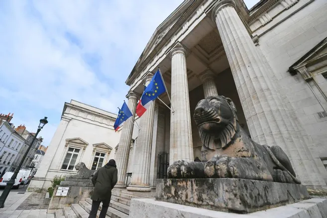 larep_fr's tweet photo. "Non, ce n'est pas de l'amour de harceler quelqu'un" : encore un ex condamné, dans le Loiret, parce qu'il refuse d'accepter la rupture
https://t.co/KoM8S8J7pn https://t.co/Pf79z8gcFC