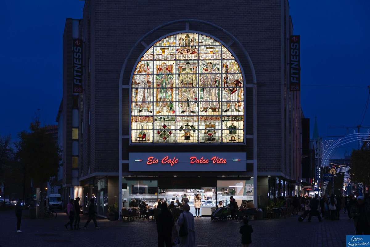 GGelsenkirchen's tweet image. Wir genießen immer wieder gerne den Blick auf das alte Bahnhofsfenster des alten Bahnhofes, das sich am Bahnhofsvorplatz befindet. Es zeigt die fünf Wirtschaftssäulen, die #Gelsenkirchen groß gemacht haben: #Kohle, #Chemie, #Stahl, #Glas und #Bekleidung.

(Foto: Gerd Kaemper)