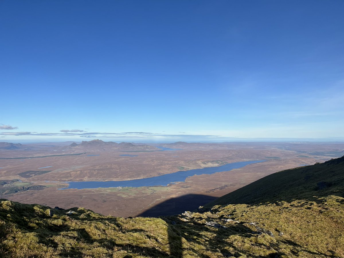 ratherbrunning's tweet image. Cracking day on on Ben Klibreck. Shame the summit cairn has been knocked down since we were last there. Couldn’t have asked for better November views! ⛰️☀️💜#munros #farnorth