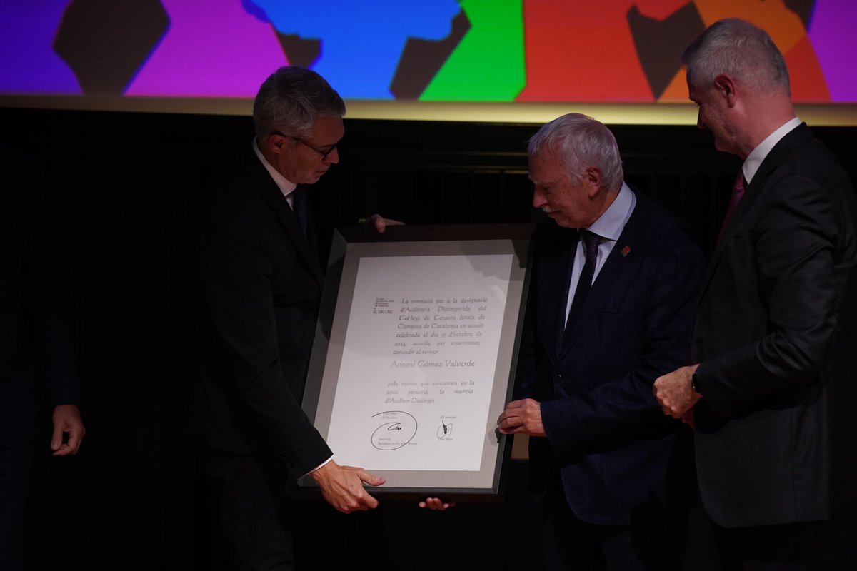 AuditorsCENSORS's tweet image. 👏🏻El Col•legi fa entrega del nomenament d’Auditor/a Distingit/ida, a Antoni Gómez Valverde.
Enhorabona Antoni!!!
#DiadelAuditoria