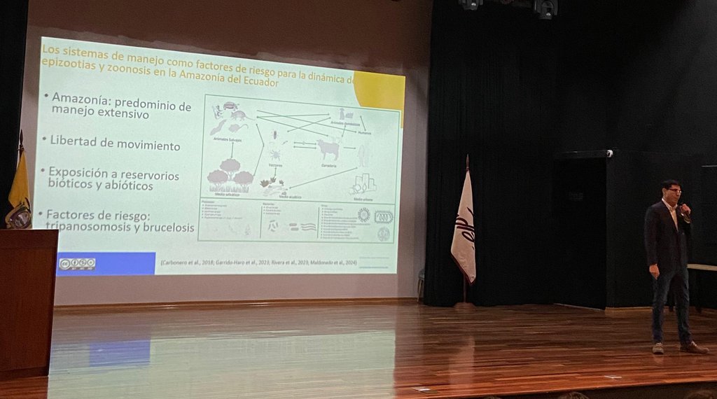 Ingrid_Mica004's tweet photo. En el Simposio One Health en @UDLAEcuador, José Ramírez (https://t.co/srdfidigmg; @DiiUisek; @UISEK ), destacó la urgencia de diseñar buenos programas de intensificación controlada en la producción pecuaria. ¡Un paso esencial para proteger la salud! 

#Quito #OneHealth #CienciaEC https://t.co/JOy2bcHQ6U