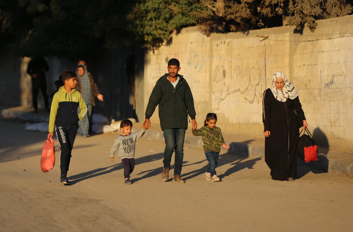 UNRWAes's tweet photo. Las familias de #Gaza se ven obligadas a desplazarse una y otra vez con niños y niñas muy pequeños. Muchas veces caminan durante kilómetros cargados con lo poco que les queda y con menores en sus brazos. 
La situación es inhumana. El alto el fuego debe llegar ya. https://t.co/Sgi9zDj7RS