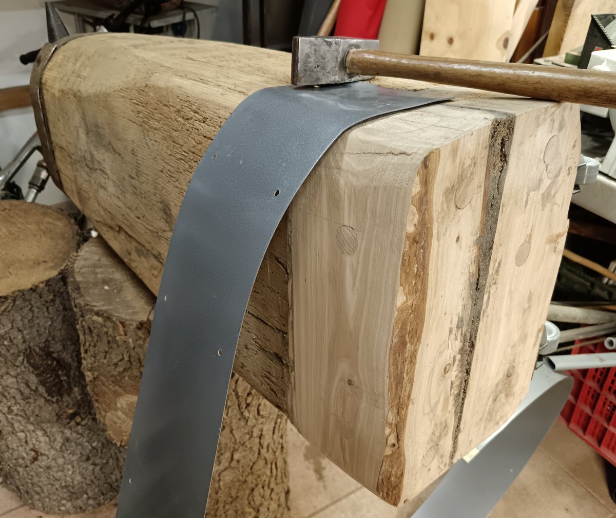 CampBASEcat's tweet photo. ⚒️🗡️Finalitzada l'adaptació per l' #enclusa  tot fent-la transportable per dins del #CampBase⚙️⚗️🔬💻

#ergonomia #confort
#enclume #anvil
#forja #forge
@sebarroja https://t.co/UTd5nxreD5