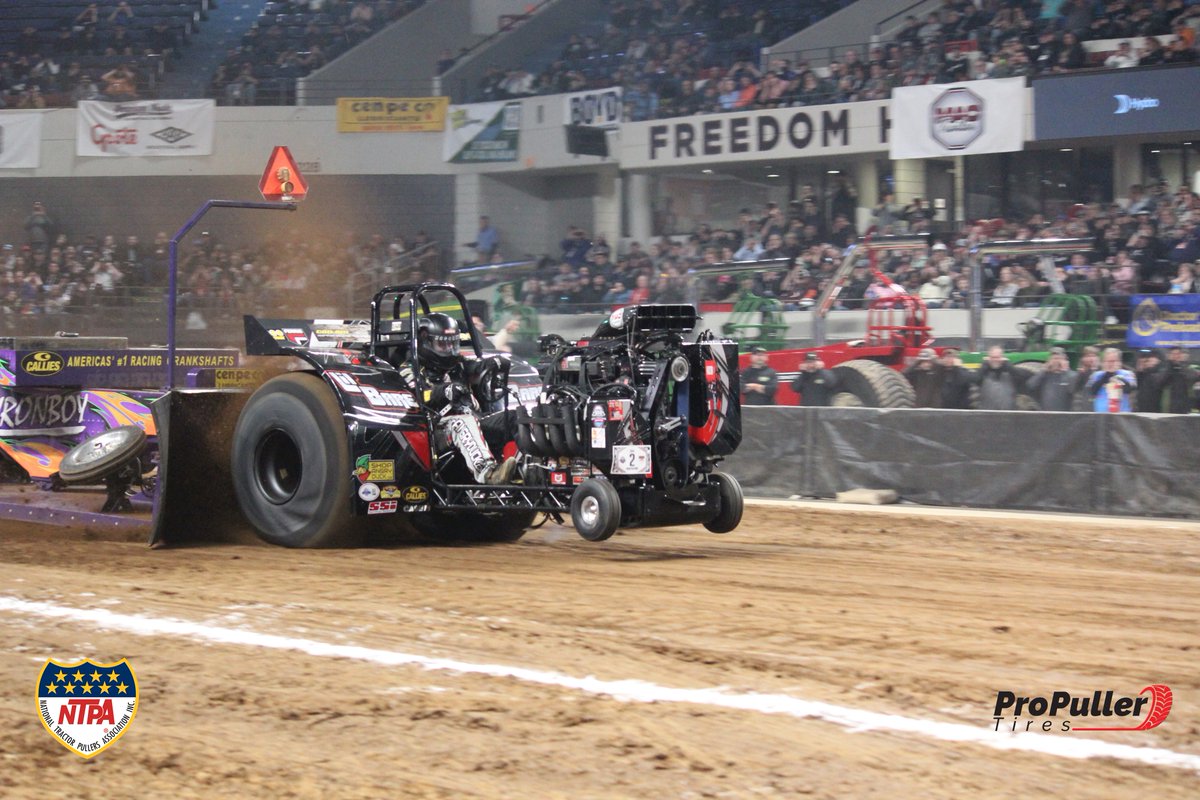 NTPApull's tweet image. Photo of the Day: Lil&apos; Bare pulling hard in Freedom Hall!! #mactrailerwinternationals #minirod #tractorpulling