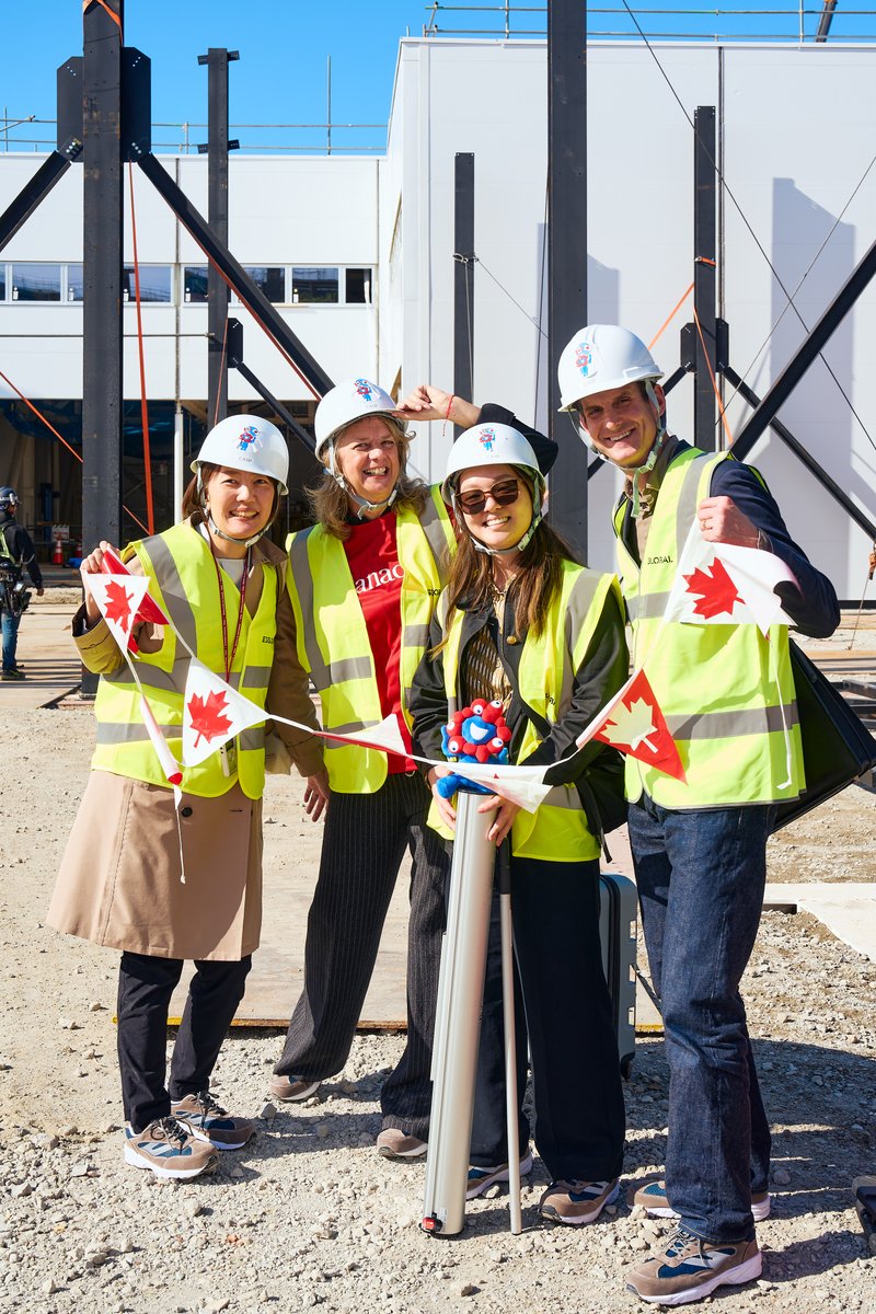 The cranes and crews at the #CanadaPavilion construction site, paused for a performance, by <a href="/cris_derksen/">Cris Derksen</a>, the talented composer behind the captivating soundscape, that will accompany visitors on their Expo journey. 🎻🎶 
#CanadaLive <a href="/expo2025japan/">Expo 2025 Osaka Kansai</a> <a href="/CanadasNAC/">National Arts Centre</a>  <a href="/ES_Global/">ES GLOBAL</a>