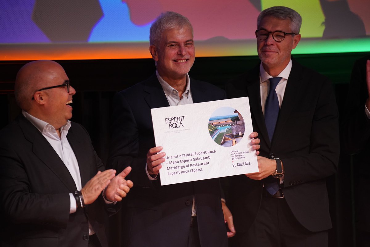 AuditorsCENSORS's tweet image. 👏🏻I les sorpreses segueixen al #DiadelAuditoria. Aquest any, merescut homenatge al Xavier Cardona com a Director General del Col•legi durant 15 anys + 10 anys com a membre del Consell Directiu.
Enhorabona Xavier!!!