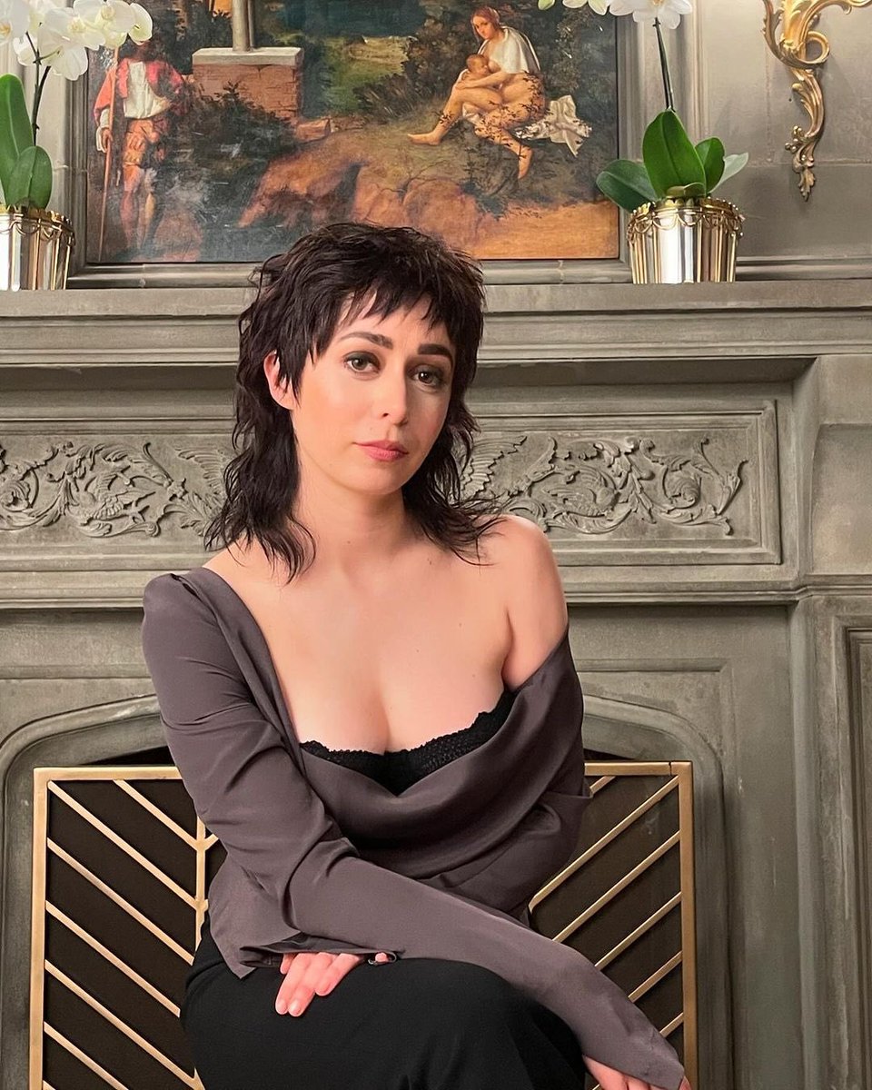 ComplexPop's tweet photo. Cristin Milioti on the set of ‘THE PENGUIN’ 🐧 https://t.co/p0mW5vCzJc