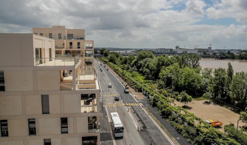 F_Desouche's tweet photo. « Égorger des femmes blanches » : une jeune femme de 18 ans attaquée au couteau à Bordeaux samedi dernier par un migrant camerounais. L'individu est également soupçonné d'agression sexuelle sur une autre femme
 https://t.co/Zkr3Pcusgi https://t.co/6OB7K7xLeN