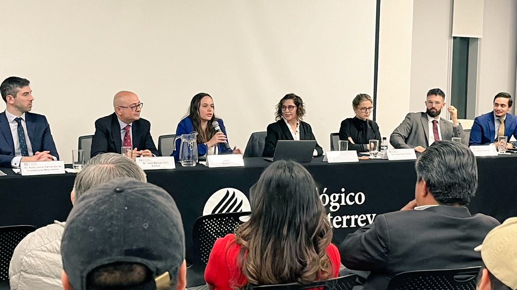 Tec_CCM's tweet photo. En el Seminario de Investigación 'Crisis del Estado de Derecho', estudiantes de #Derecho tuvieron la oportunidad de aprender de expertos cómo abordar y analizar complejas hipótesis, desarrollando habilidades clave para su futura labor como investigadores. 
@ilrodrig
#ECSG https://t.co/NJHJOTaaNP