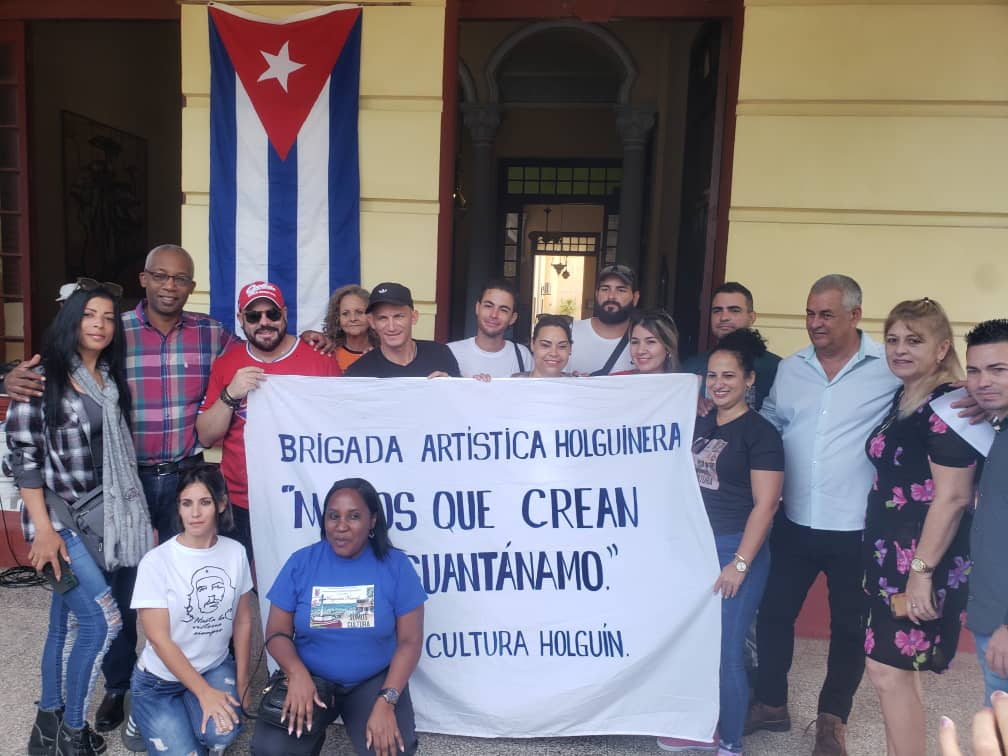 Con #HonorHolguinero abanderamos la Brigada artística de #HolguínSí  "Manos que crean por Guantánamo" que parte hoy para la hermana provincia con mensajes de amor y cultura para el municipio de Maisí. Por #Cuba Todo.