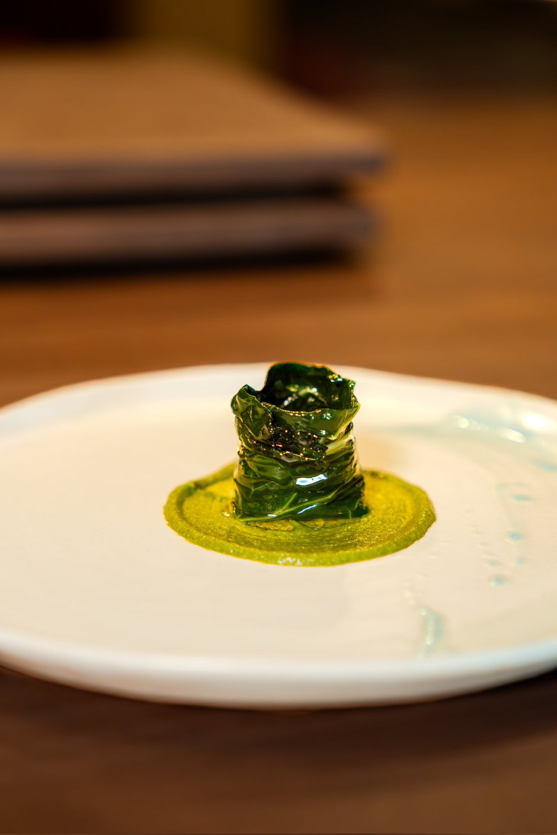 La acelga y su majao.
 
El producto desnudo, ese fondo de generaciones, el verde..., no sabemos otra forma para decir que somos así, lo que nos rodea, lo que nos da la tierra, que nos ponemos guapos y nos gusta, sí, pero que somos el mortero viejo de mi madre...