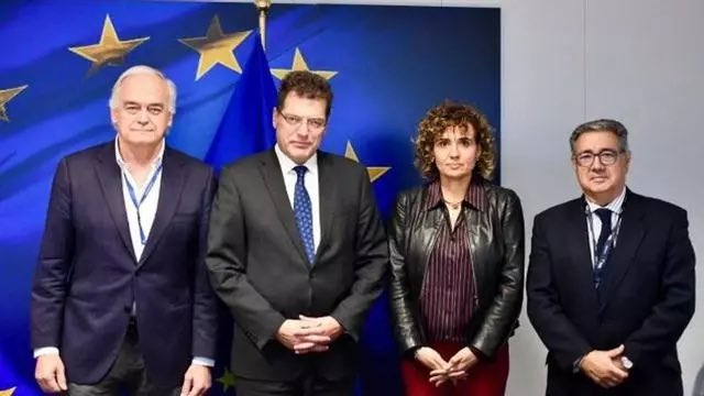 Retratados. 
Para ellos, el supuesto bien de su partido a corto plazo (lo que ellos en sus cortas miras creen que conviene al partido) pasa por delante de la dignidad del país, por delante del interés de España, por delante de la urgencia de Europa.