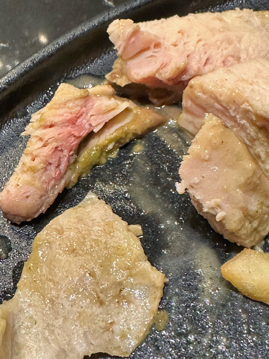 rmw7_2's tweet photo. really disappointed I’m having to post on x to get the attention of @thelowryhotel after having written to them many times given the pink chicken experience received. The least I may have expected is an acknowledgement .. https://t.co/qNQKQx8fQs