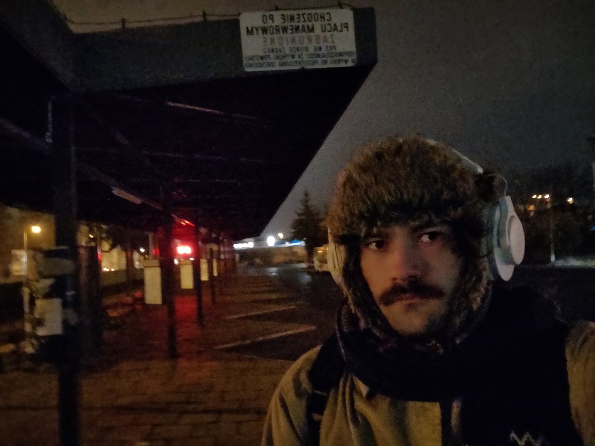 jotkbw's tweet photo. Selfie na zajezdni autobusowej, bo kocham vibe szarej polski bijący z miejscówki https://t.co/1zgyGf7WzY