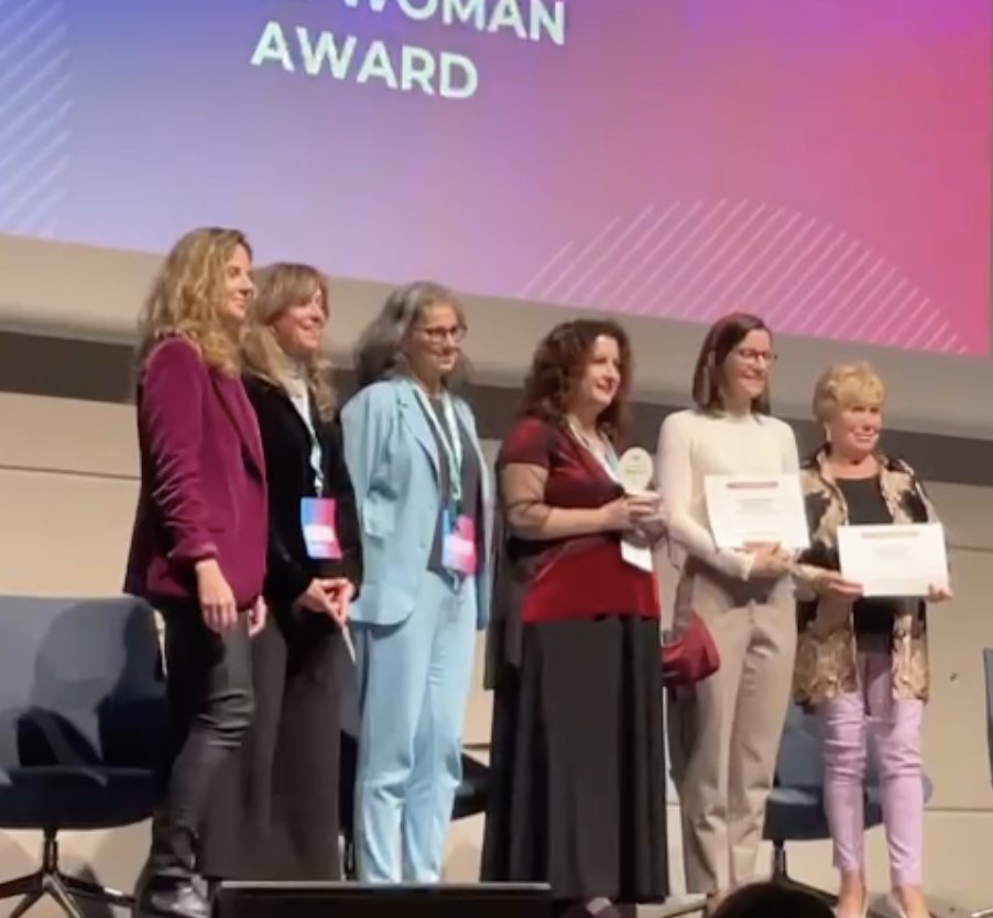 evamirandag's tweet image. Molt emocionada d’haver guanyat el #STEMWomanAward2024! 🎉 Gràcies de tot cor a @la_UPC, la @soccatmat, la Facultat de Matemàtiques i a tothom que ha cregut en mi. Aquest reconeixement és per a totes les dones del futur STEM, incloent-hi les nostres estudiants! 👩‍🔬👩‍🏫💪 Endavant!🚀