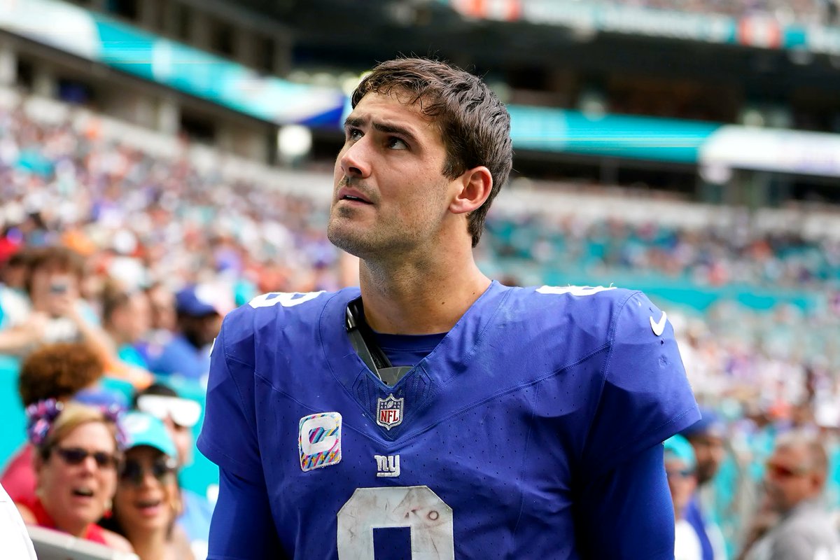 NFL_DovKleiman's tweet photo. 𝗕𝗥𝗘𝗔𝗞𝗜𝗡𝗚: Adam Schefter says he wouldn't be surprised if Daniel Jones has played his last snap for the #Giants.

“I would guess that we don’t see Daniel Jones play another down for the Giants. That would be my guess right now.”

It sounds like Jones's season is OVER. https://t.co/wtGQ2qHxeK