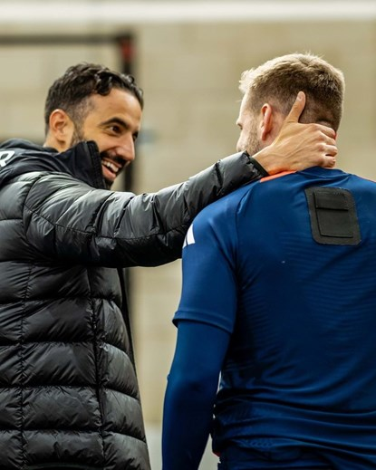 tiagodteixeira's tweet photo. Saiu há 2 dias do Sporting e já sorri para os jogadores do United como sorria para os nossos. Homens... https://t.co/3Ry3bLPRXl