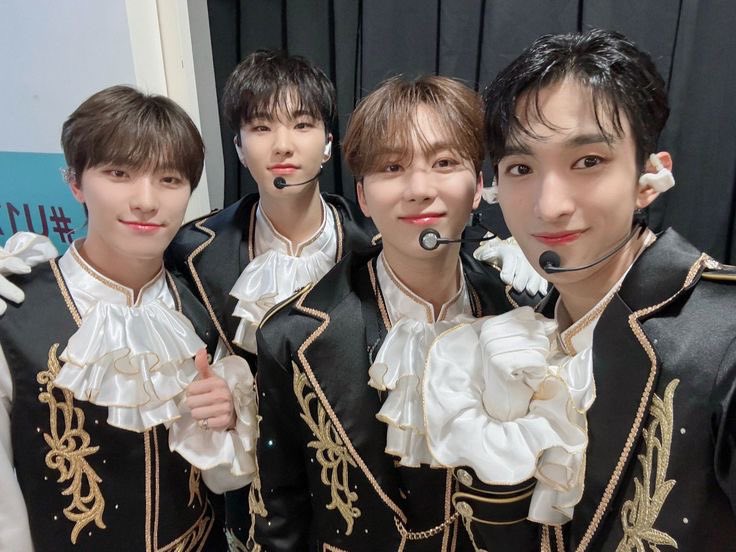 oljolchenee's tweet photo. highlight of day 1 was dino noticing us in our matching fits 😭😂

#SEVENTEEN_RIGHT_HERE_IN_LA 
#SEVENTEEN_RIGHT_HERE 
#SEVENTEENinLA https://t.co/oZRTzVcNjD