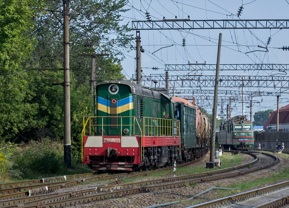 UraSlusar's tweet photo. Diesel locomotive ChME3t-5793 and electric locomotive VL80T-704. Kyiv. 1.08.2016

#DieselLocomotive #DieselShunter #Locomotive #ElectricLocomotive #ChME3 #ChME3T #VL80 #VL80t #Trainspotter #Trainspotting #Railfan #Railfanning  #RailwayPhotography #CkdPraha #čmelák https://t.co/Fq6mvo6gYT