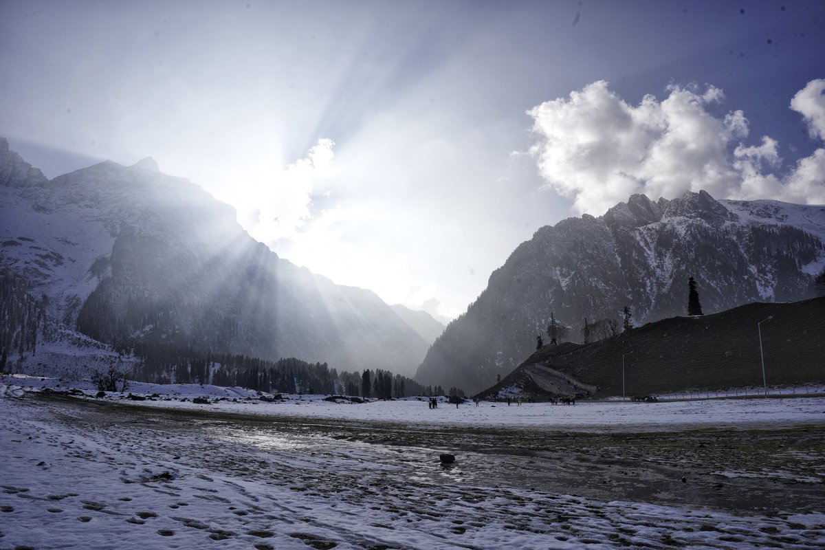 shepherdofvaley's tweet photo. Snow-kissed mountains, endless blue skies. Sonmarg, you're pure magic. ❄️ 
#Sonmarg #WinterVibes #SnowyEscape #Bluesky https://t.co/bOdh3xKlGa