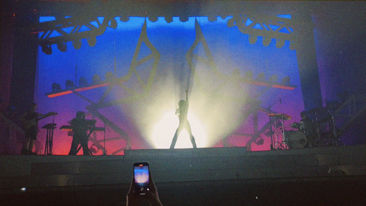 maisiebossanova's tweet photo. found heaven on tour photos you’ve never seen before because i took them! ⭐️📸 #FHOT #FHOTlondon #conangray @coneworldhq https://t.co/eS99Hzp9M5