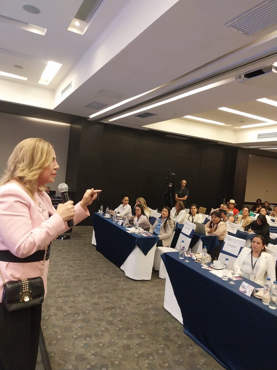 Hoy fuimos expositoras y atendimos a la asociación de municipalidad del ecuador, a sus alcaldesas Vicealcaldesa y concejales. Gracias por la invitación <a href="/AMEcuador/">Municipalidades Ec</a> <a href="/USEmbassySV/">Embajada EEUU en ES</a>