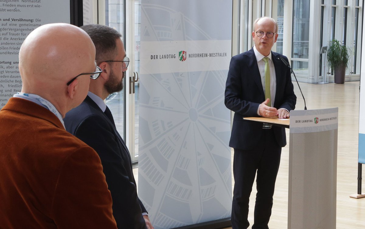 Die Ausstellung #WegezumFrieden des <a href="/Volksbund/">Volksbund</a> erinnert an das schreckliche Leid, das Kriege hinterlassen. Sie zeigt, dass Frieden kein Zufall ist. Präsident André Kuper hat die Ausstellung heute mit <a href="/ThomasKutschaty/">Thomas Kutschaty</a> ,Vors. Volksbund NRW, eröffnet. 

landtag.nrw.de/home/aktuelles…