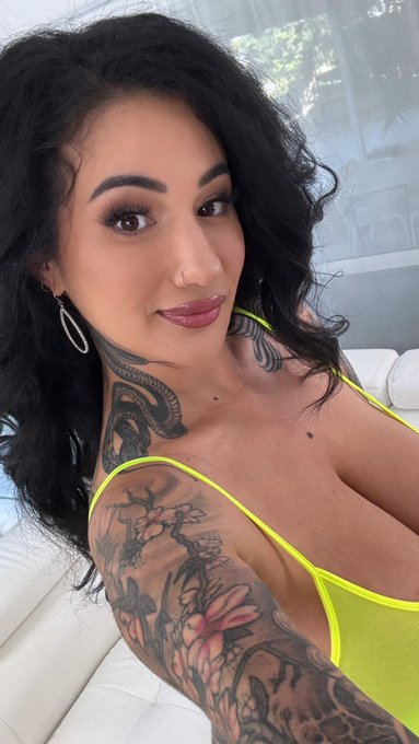 Cute bts from my most current blow bang coming to my OF https://t.co/eQ3h1grMGT