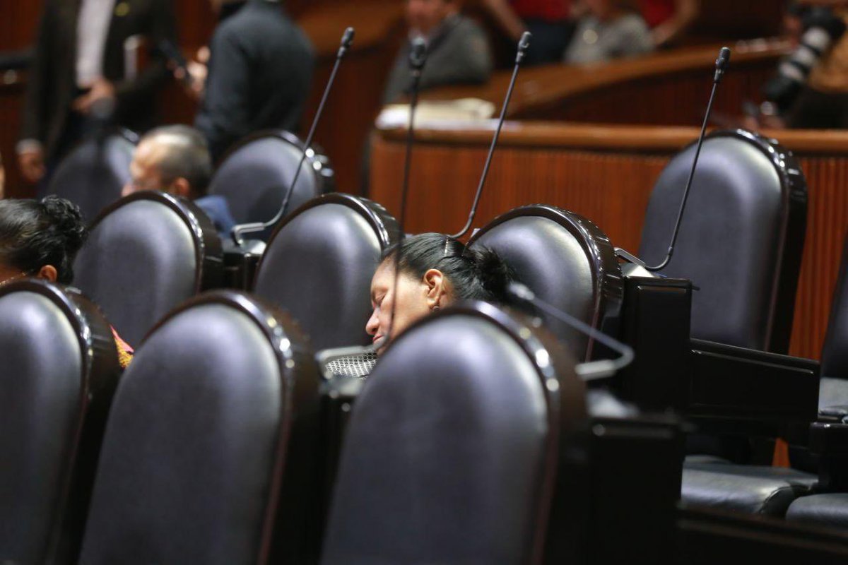 Fotógrafo de <a href="/Reforma/">REFORMA</a> capta a la Diputada de Morena Herminia López Santiago durmiendo durante la sesión de este martes. 

Viva la transformación