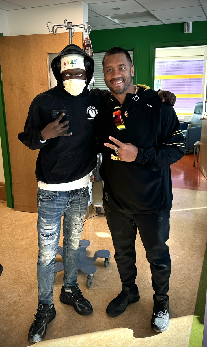 Went in with a hat! Left with no hat! 
😂🤣😎 Great day <a href="/ChildrensPgh/">UPMC Children's Hospital of Pittsburgh</a> @Steelers <a href="/WhyNotYouFdn/">Why Not You Foundation</a>