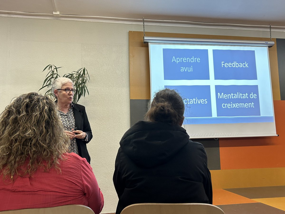 Quin luxe que les famílies puguem escoltar amb deteniment les reflexions de la <a href="/coralregi/">Coral Regí Rodríguez</a>.  Esforçar-nos, no per obediència, no! Necessitem descobrir la importancia de l’autosuperació. Eduquem per la llibertat! Llegint, jugant, viatjant,… #lescosessenzilles Gràcies <a href="/AfaVirolai/">AFA_EscolaVirolai</a>