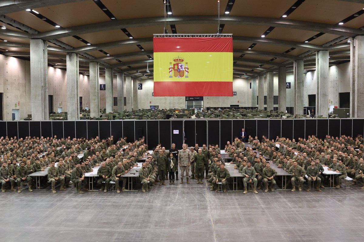El Rey visita a los más de 2.500 efectivos militares que están trabajando en labores de apoyo y recuperación de los municipios afectados por la DANA, en la Base Logística Principal del Ejército de Tierra en Valencia.

➡️casareal.es/ES/Actividades…
