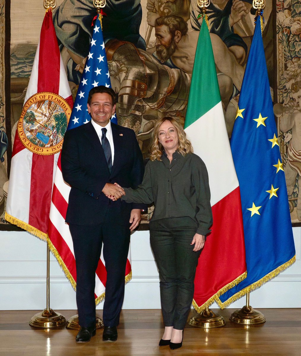 GiorgiaMeloni's tweet photo. Oggi ho ricevuto a Palazzo Chigi il Governatore della Florida, @GovRonDeSantis, in Italia alla guida di una missione economico-commerciale.
 
Nel ricordare come la Florida sia il primo Stato americano per numero di imprese italiane, abbiamo condiviso la volontà di accrescere ulteriormente gli investimenti e le collaborazioni tra le due sponde dell’Atlantico, anche in nuovi settori strategici.