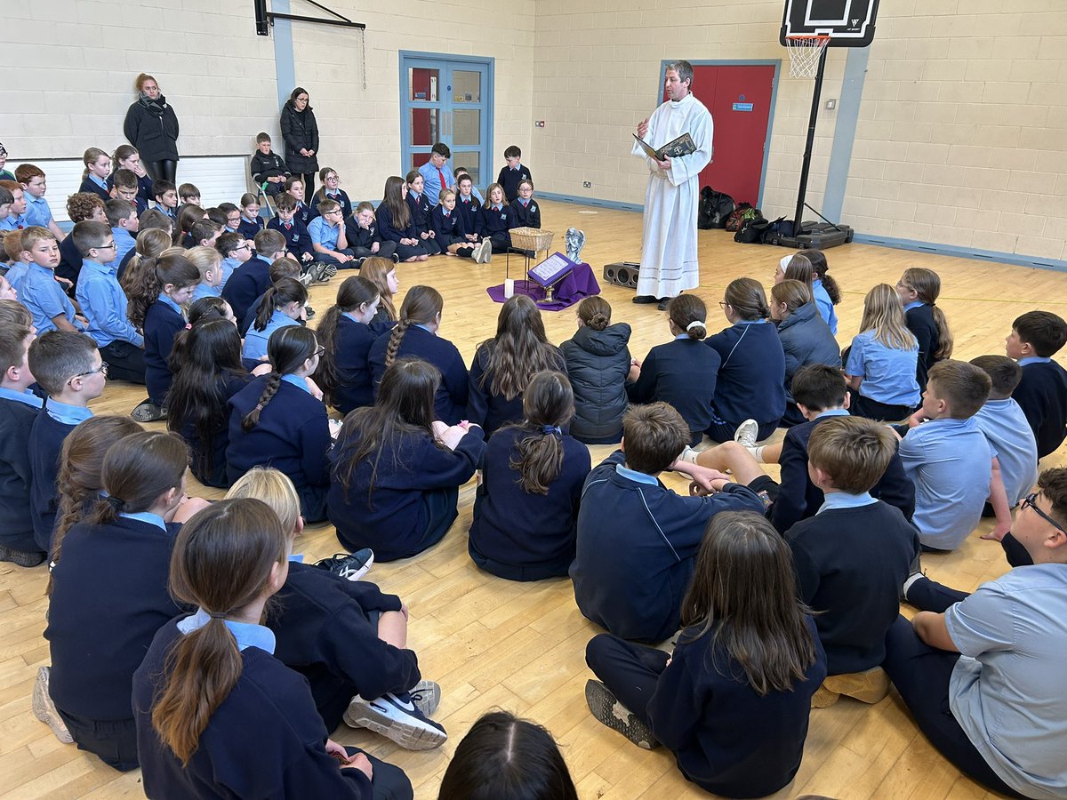 Buíochas mór leis an Ath. Vincent as bheith linn inniu chun seirbhís urnaí Samhna a chéiliúradh.
In November, we remember and today Fr. Vincent led a beautiful prayer service where we remembered and prayed for all our loved ones
Thank you Fr. Vincent for such a special ceremony.