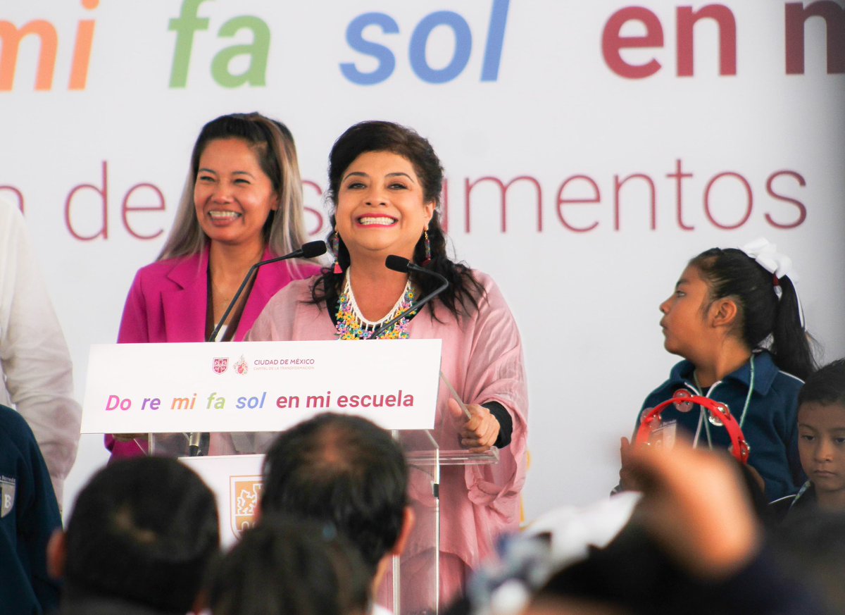ComunitariaCdMx's tweet photo. Esta mañana @ClaraBrugadaM, jefa de @GobCDMX, acompañada de la titular de la Secretaría de @CulturaCiudadMx, @anafrancismor, presentaron el programa #DoReMiFaSol en mi escuela, iniciativa que busca fomentar las expresiones musicales en las escuelas de la Ciudad de México. https://t.co/AUGipWncAj