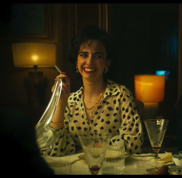 Y no he podido ni parpadear cada vez que salía Conchi Espejo. Es su primera peli y está arrolladora (su papel es como si la Nicole Kidman de ‘Todo por un sueño’ fuese directora de Canal 9 durante el juicio de Alcàsser).