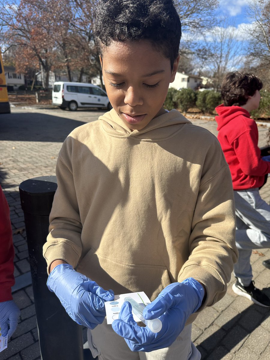 GuyonNicole's tweet image. These 6th graders @Community_Prep are testing water quality at Greystone Mill Pond in Johnston