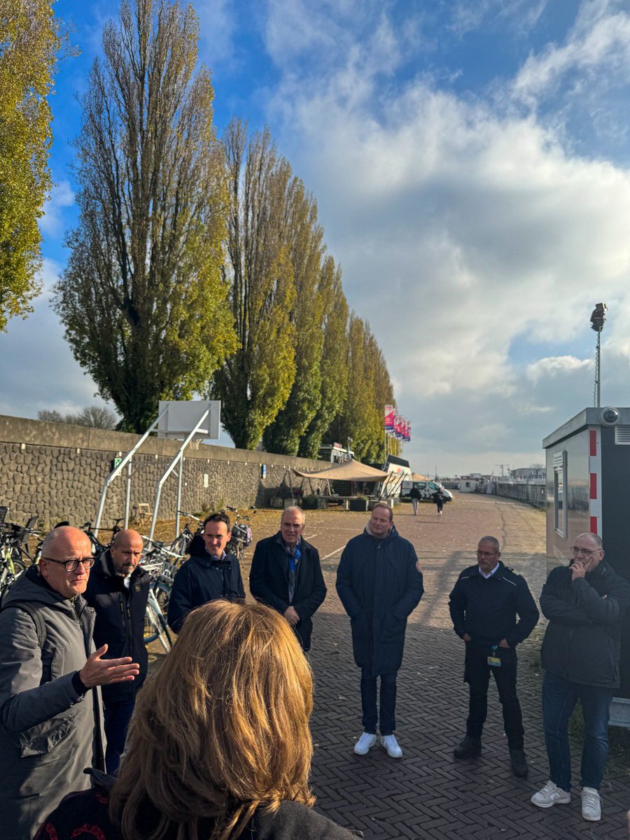 Met het college van B&amp;W in gesprek met bewoners van de Oekraïense opvangschepen.

In Arnhem blijven we solidair met Oekraïne, ook als de aandacht voor de oorlog afneemt 🇺🇦

Laten we deze mensen niet vergeten. Ze leveren dolgraag een waardevolle bijdrage leveren aan onze stad.