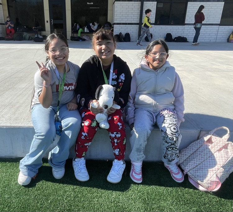 JohnLColbertMS's tweet photo. Today was a great sunny day, perfect for extra recess and United Way Pajama Day! 🌞📚 Nothing like running around in our PJs and soaking up the sunshine. ☀️🛌 #PajamaDay #ExtraRecess #SunnyDayFun #UnitedWay #SchoolSpirit https://t.co/hQzs530AnG