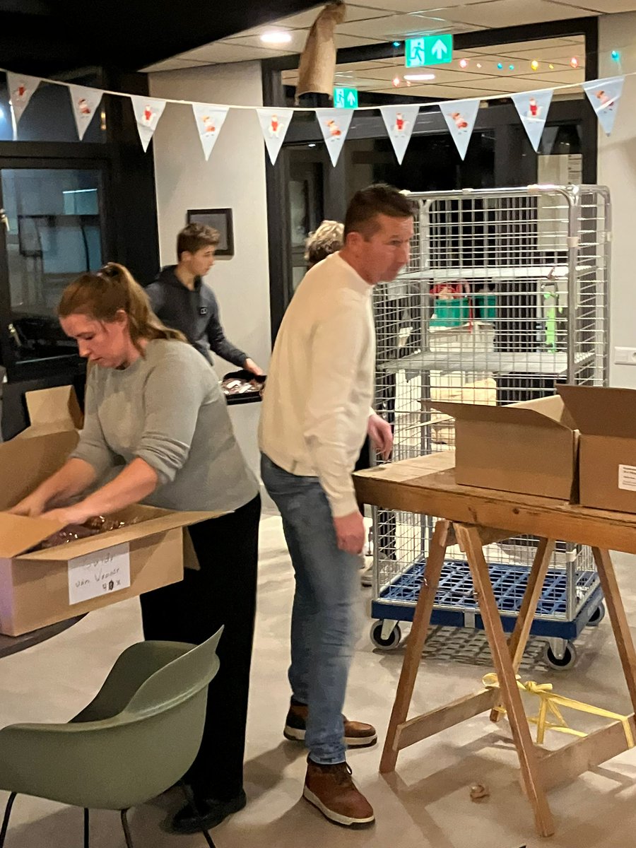 Oh kom er eens kijken, wat ik in de kantine vindt... Ook dit jaar zijn er weer kilo's pepernoten en speculaas verkocht voor de clubkas! 💪🏻