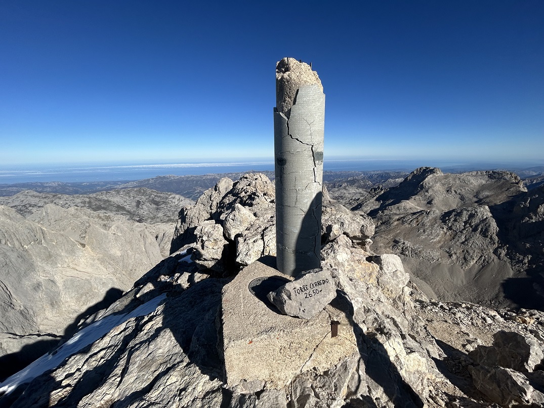 ⛰3 días por Picos de Europa
🏚Refugios Vega de Urriellu y Collado Jermoso
🥾Subiendo Peña Vieja, Torre Cerredo y Torre de La Palanca
🦌Caminos vacíos, sólo nosotros y sarrios, y en los refugios gente muy maja
🪨 Rodeados de caliza, paredes imponentes, simas sin final,erosión...