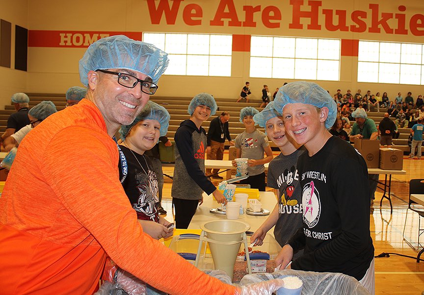 DoakFinancial's tweet image. Last Thurs, my @Teach1Lead1 teammates &amp;amp; I poured our efforts into a service project! Together w/our @hhschuskies students, we packed thousands of meals for @idesorg . It’s so much fun to see these students understand &amp;amp; practice the #UniversalPrinciples!
#WeAreHuskies!
@HHSCSupt