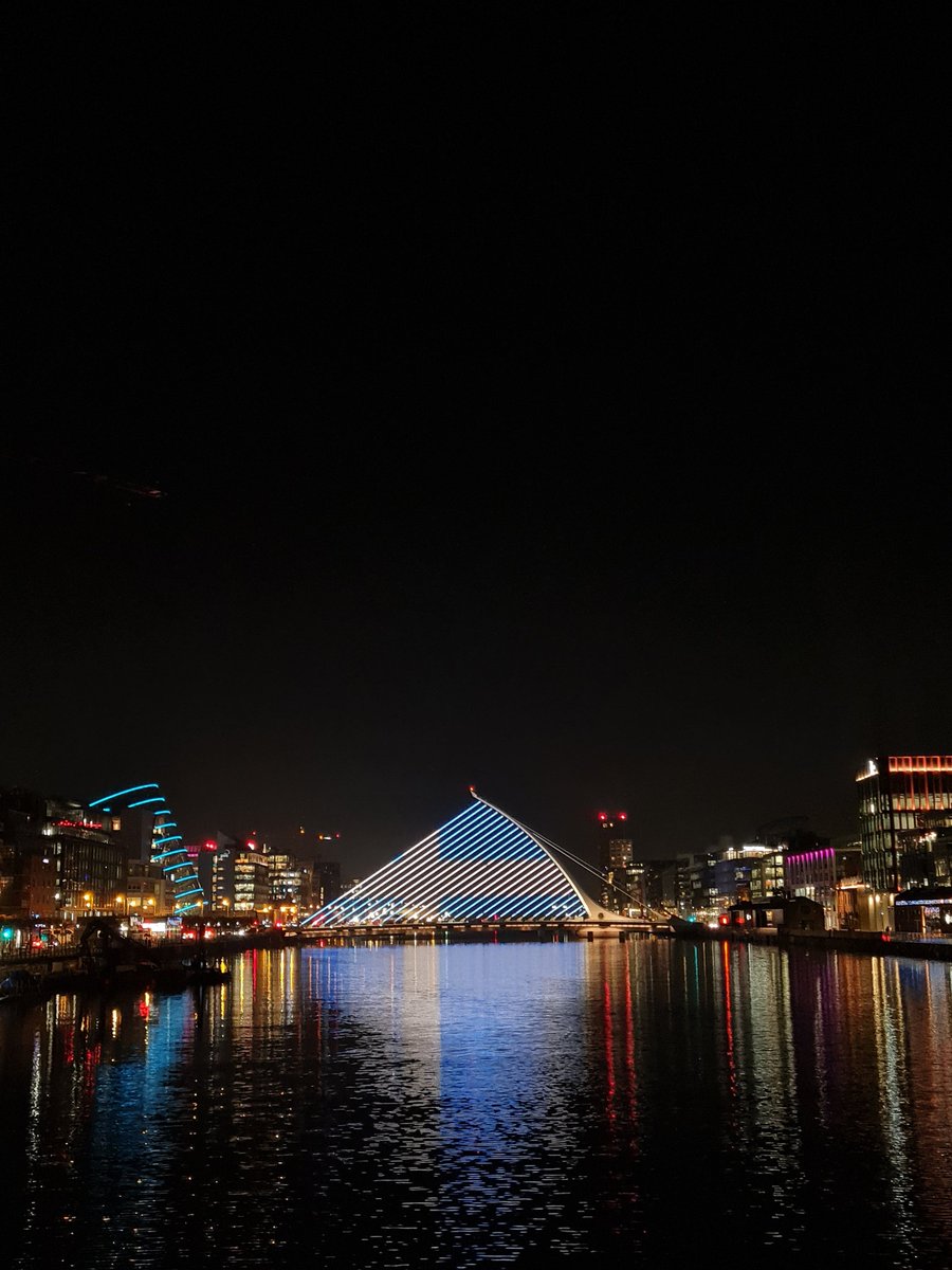 The Swedish flag on the Samuel Beckett Bridge tonight to mark Sweden officially opening their Embassy in Dublin today🇸🇪🇮🇪🇪🇺

*presses play on ABBA Gold*