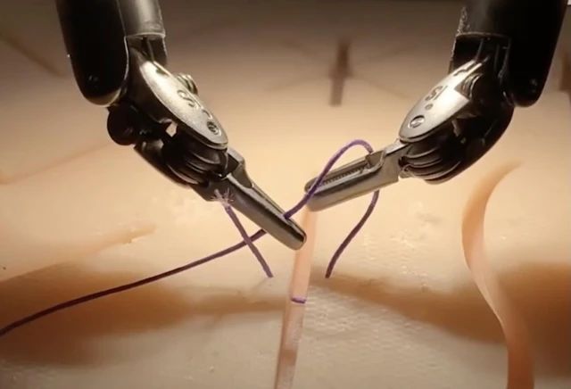 🤖 ¿Ya podemos despedir a los cirujanos? ¡Un robot que vio videos opera como un maestro! 
#Cirugía #Robot #Futuro 
buff.ly/48KYxFE