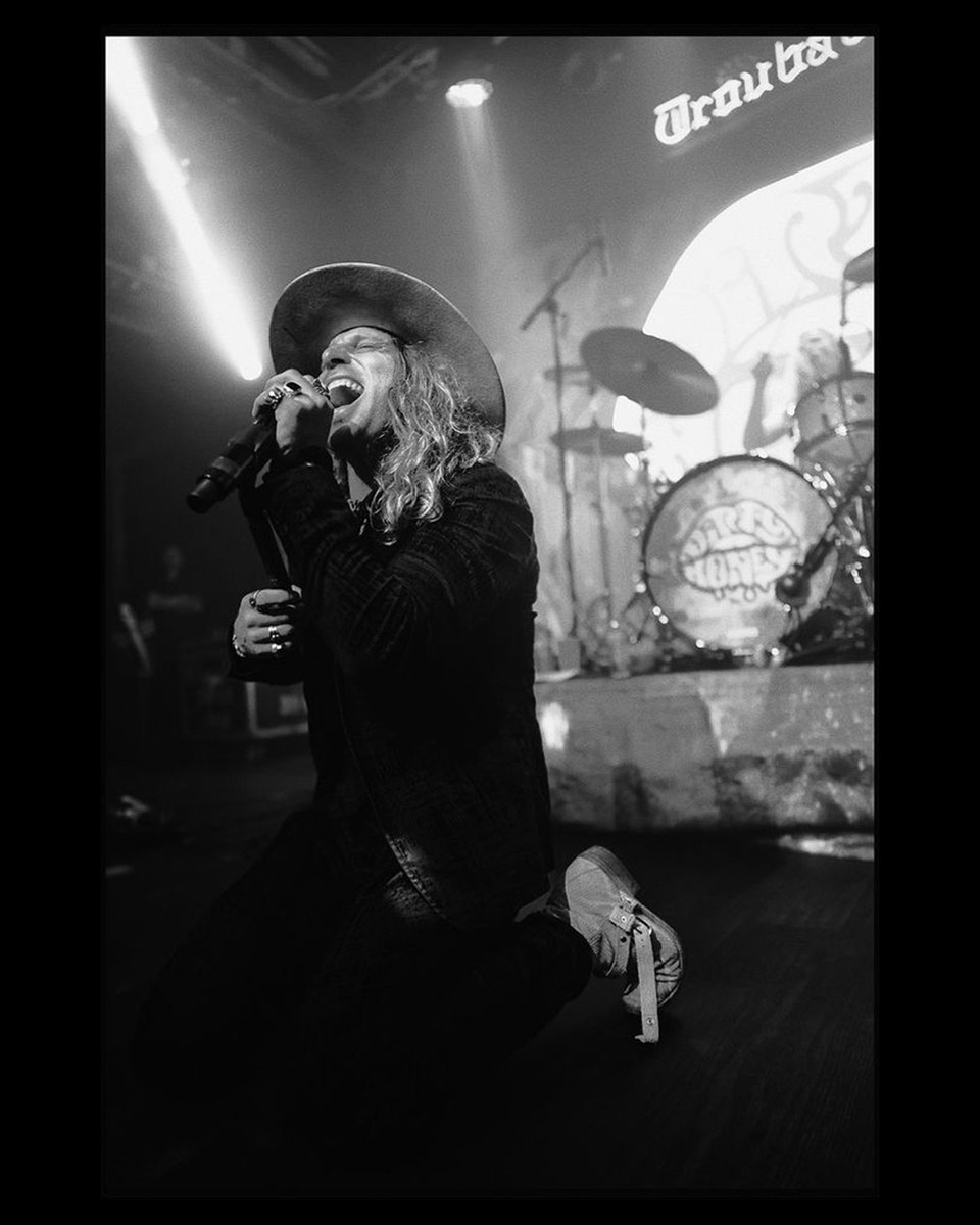 DirtyHoneyBand's tweet photo. Dirty F***ing Honey 🍯‼️

Thank you to our incredible fans, family and friends who came out to the final run of the #CantFindTheBrakesTour and our two sold out #ComingHome shows in LA. We love you!

📷 Will Wittmann https://t.co/DryeZRZ3ZC