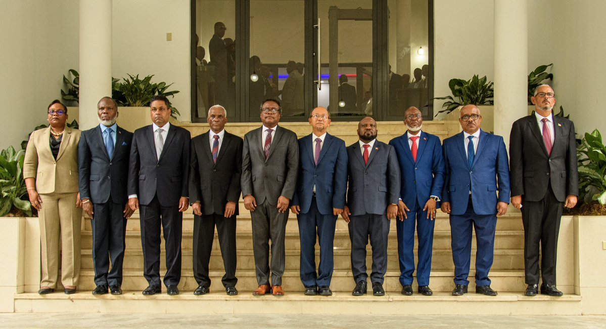This weekend #Haiti's Transitional Presidential Council fired Prime Minister Garry Conille and installed Didier Fils-Aimé as his replacement. 

Gangs doubled down on their attacks, leading to the shutdown of the capital’s airport.

🧵 explaining what's going on