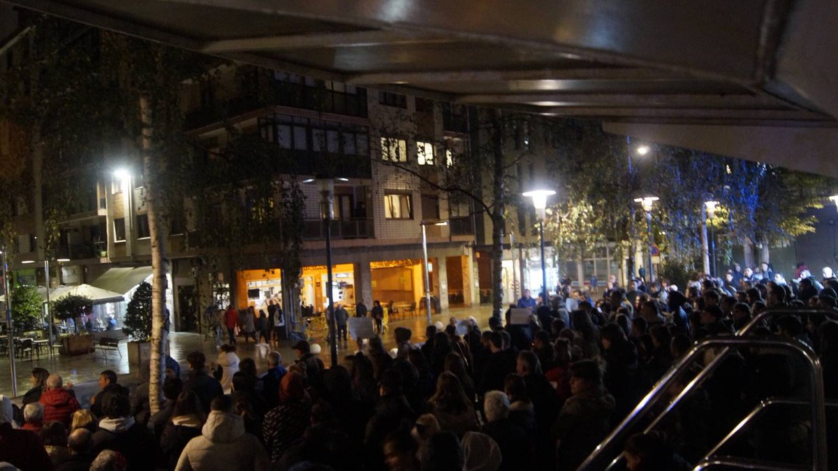 🔵#Etxebizitzasindikatua
Gaur Astrabuduan batu gara mailegu- enpresa iruzurgile batek 70 urteko emakume bat etxegabetu duela salatzeko.
Argi geratu da instituzioek, poliziak, enpresariek eta epaileek etxebizitzaren negozioaren interesak babesten dituztela langileon bizkarrera.