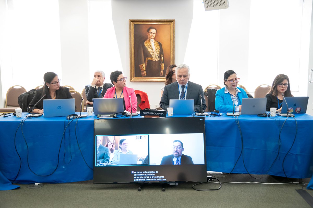 CIDH's tweet photo. #191PeríodoCIDH | #CIDHAudiencias | #ElSalvador: Institucionalidad democrática

👉🏻Las organizaciones advirtieron sobre el deterioro de la institucionalidad democrática, destacando reformas constitucionales aprobadas rápidamente y sin participación ciudadana, que favorecen la concentración de poder en el Poder Ejecutivo. Informaron sobre afectaciones a la independencia del poder judicial, debido a la destitución de personas magistradas de la Sala Constitucional, lo que permitió la reelección presidencial inmediata y ha afectado el acceso al recurso de habeas corpus.

👉🏻La #CIDH lamentó la ausencia del Estado en la audiencia y manifestó preocupación por los reportes sobre la falta de consulta parlamentaria en reformas, y la reducción de la participación de la sociedad civil en estos procesos.

#DerechosHumanos