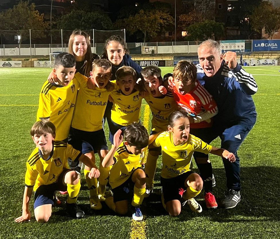 uecastelldefels's tweet image. #FutbolBaseUEC | 🟡🔵

📷 En imatge el BENJAMÍ B (S9), que ahir al vespre va golejar el CFA Espluguenc als Canyars, en partit recuperat, per a sumar la seva tercera victòria de la temporada!

👏👏 Enhorabona, nois!

#SomHiGrocs #BBS9 #PlanterUEC